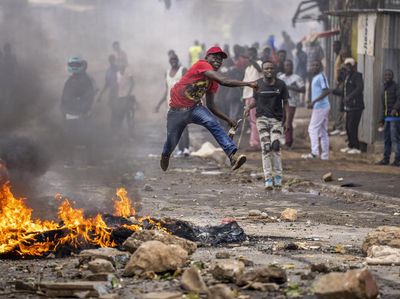 Momen Massa Demo Bentrok dengan Polisi di Kenya