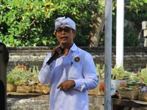 Hindu Bali Desak Deportasi Bule yang Buka Celana di Gunung Agung!