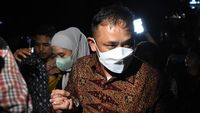 Potret Kepala BPN Jakarta Timur & Istri Usai Diperiksa KPK 10 Jam