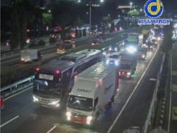 Jelang Tengah Malam, Lalin di Tol Dalam Kota Jakarta Masih Padat Merayap