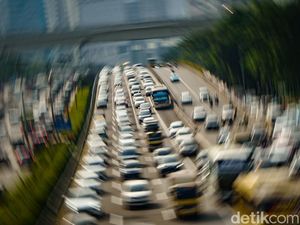 Lalin ke Luar Jakarta Macet Jelang Libur Nyepi Lalin ke Luar Jakarta Macet Jelang Libur Nyepi