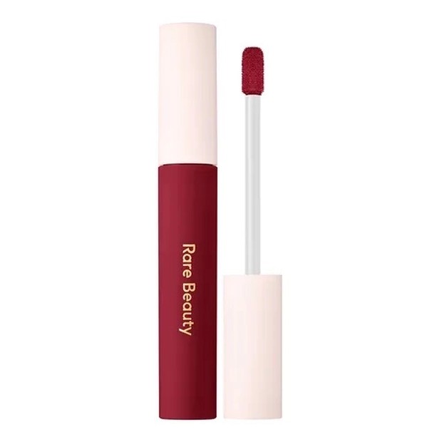 Lipstick merah Rare Beauty Lip Souffle Matte Lip Cream / Foto: dailyvanity.com