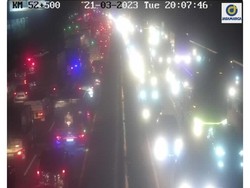 Ada Proyek Pelebaran Jalan, Tol Cikampek Arah Jakarta Macet Malam Ini
