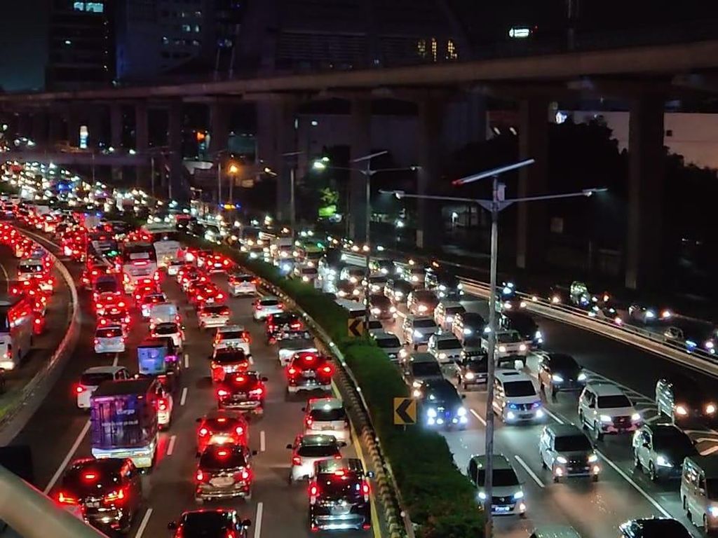 Malam Ini, Lalin Tol Dalam Kota Jakarta Padat Jelang Libur Nyepi