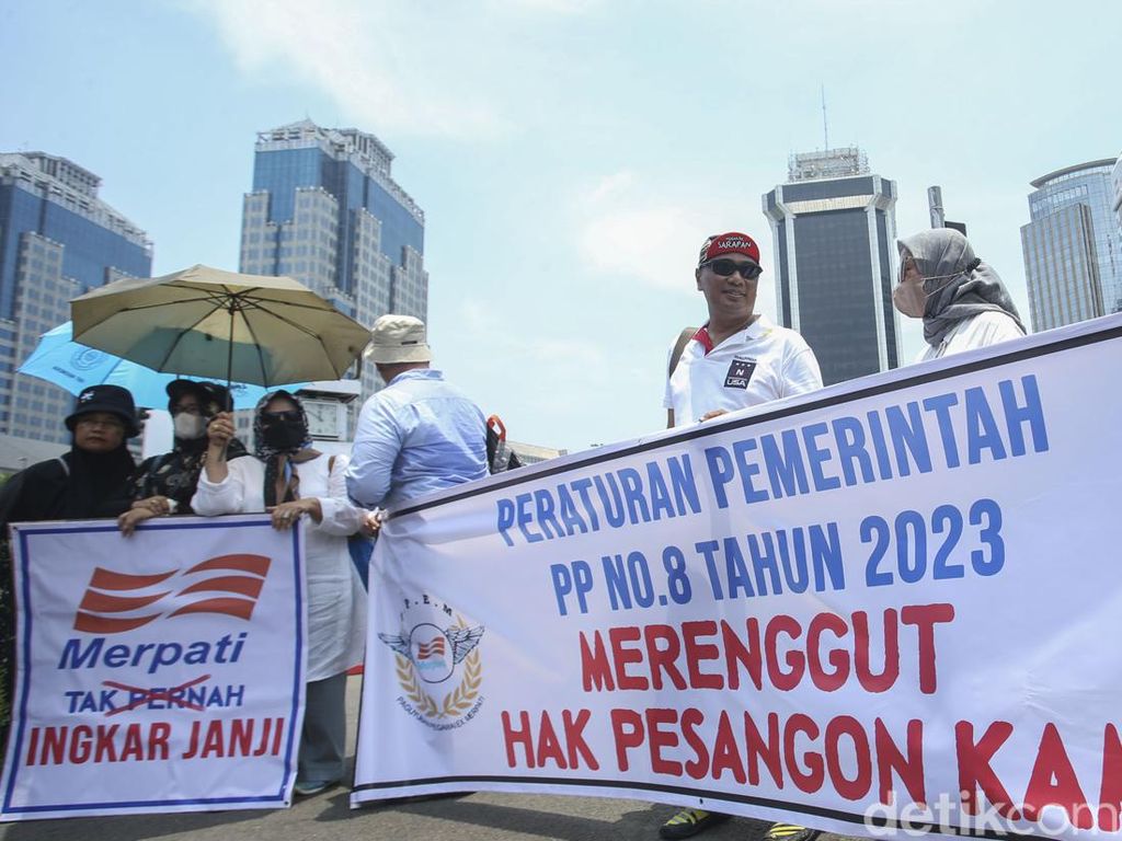 Mantan Pegawai Merpati Airlines Tuntut Pesangon ke Jokowi Mantan Pegawai Merpati Airlines Tuntut Pesangon ke Jokowi