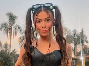 Bikin Video Sensual dengan Pria, Penyanyi Kontroversi Ini Lakukan Test Pack