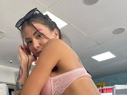 Aksi Cabul Penyanyi di Pesawat, Tunjukkan Bokong ke Pilot