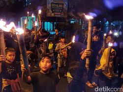 Semarak Pawai Obor Sambut Ramadan di Bandung