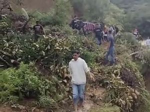 Warga Mamasa Tandu Jenazah 2 Km Pakai Sarung gegara Jalan Tertimbun Longsor Warga Mamasa Tandu Jenazah 2 Km Pakai Sarung gegara Jalan Tertimbun Longsor
