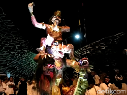 Musik Bale Ganjur Iringi Pawai Ogoh-ogoh di Lereng Semeru Jelang Nyepi