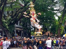 Pertama Kalinya Umat Hindu Arak Ogoh-Ogoh Keliling Kota Malang
