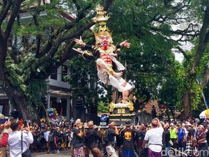Pertama Kalinya Umat Hindu Arak Ogoh-Ogoh Keliling Kota Malang Pertama Kalinya Umat Hindu Arak Ogoh-Ogoh Keliling Kota Malang