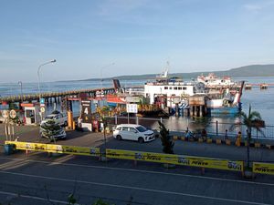 Pelabuhan Ketapang Banyuwangi Masih Ramai Sehari Sebelum Nyepi Pelabuhan Ketapang Banyuwangi Masih Ramai Sehari Sebelum Nyepi