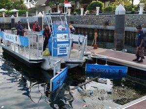 Kapal dari Prancis Merapat ke Bali Bantu Bersihkan Sampah Kapal dari Prancis Merapat ke Bali Bantu Bersihkan Sampah