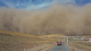 Penampakan Badai Pasir yang Hantam Kota Zhangye China