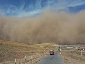 Penampakan Badai Pasir yang Hantam Kota Zhangye China