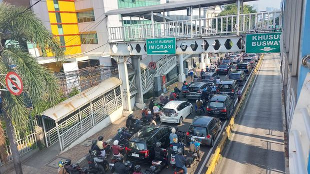 Penampakan Kemacetan di Duren Tiga arah Kuningan Jaksel Pagi Ini