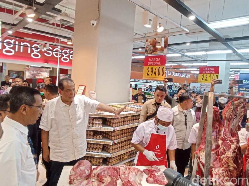 Heru Budi-CT Resmikan Gerai Daging Murah di Transmart Heru Budi-CT Resmikan Gerai Daging Murah di Transmart