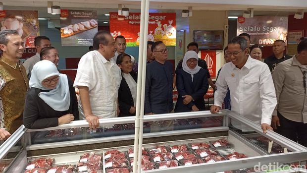 Penjabat (Pj) Gubernur DKI Jakarta Heru Budi Hartono bersama Chairman CT Corp Chairul Tanjung (CT) meresmikan gerai daging murah di Transmart Mal Kota Kasablanka, Jakarta Selatan.