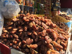 Laris Manis Penjualan Kurma di Pasar Jatinegara Jelang Puasa Laris Manis Penjualan Kurma di Pasar Jatinegara Jelang Puasa