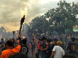 Serunya Perang Api Dua Kampung di Mataram Sambut Nyepi