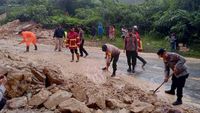 Penampakan Jalan Lintas Riau-Sumbar yang Bisa Dilalui Usai Tertutup Longsor