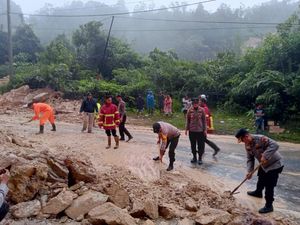 Penampakan Jalan Lintas Riau-Sumbar yang Bisa Dilalui Usai Tertutup Longsor