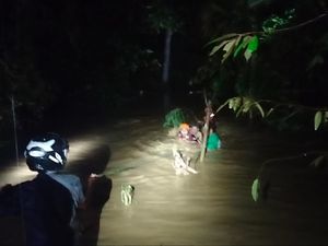 5 Kecamatan di Polman Terendam Banjir, Seorang Santri Hilang 5 Kecamatan di Polman Terendam Banjir, Seorang Santri Hilang