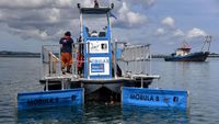Potret Kapal Kiriman Prancis Untuk Bersihkan Sampah di Laut Bali