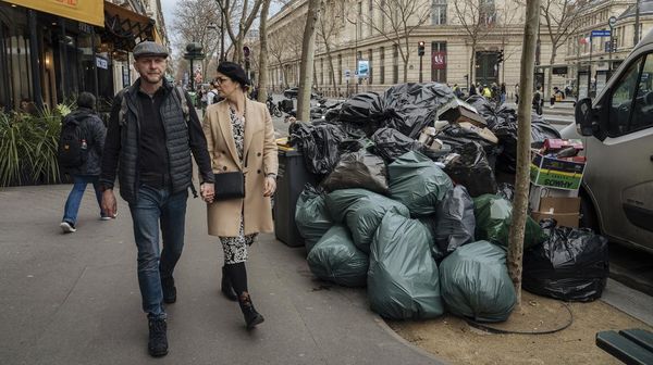 Potret Kota Romantis Paris yang Kini Dipenuhi Sampah