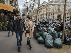 Potret Kota Romantis Paris yang Kini Dipenuhi Sampah