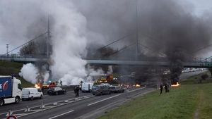 Prancis Memanas, Jalan Raya di Rennes Diblokir
