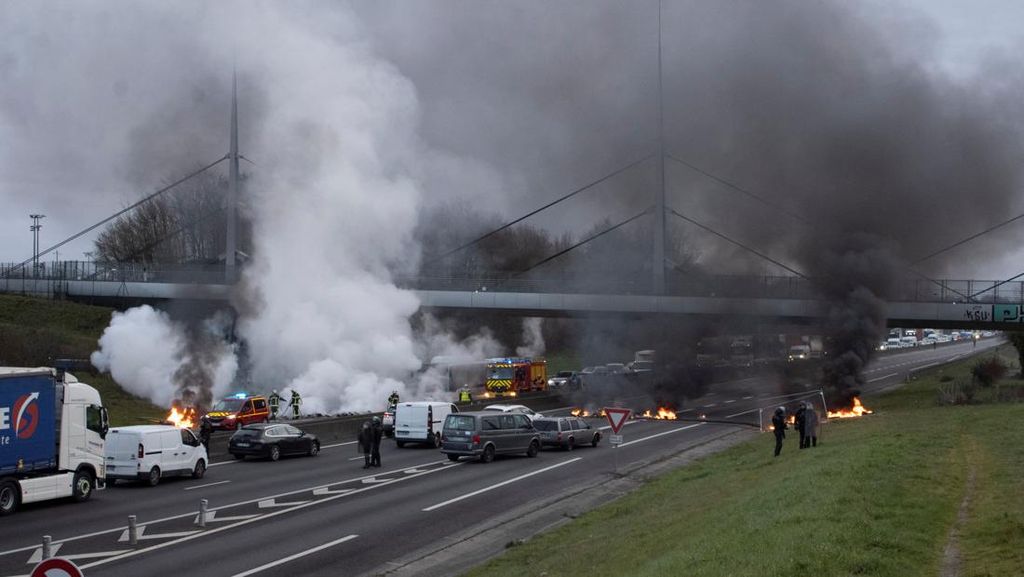 Prancis Memanas, Jalan Raya di Rennes Diblokir Prancis Memanas, Jalan Raya di Rennes Diblokir