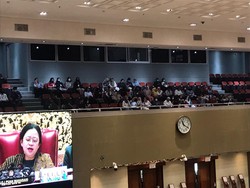 Puan Sapa Fraksi Balkon Sebelum RUU PPRT Resmi Usul Inisiatif DPR