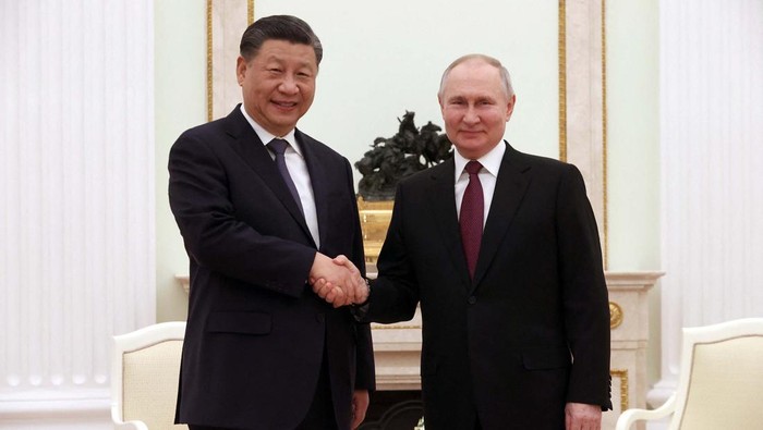 Putin Bertemu Xi Jinping Presiden Rusia Vladimir Putin berjumpa dengan Presiden China Xi Jinping di Rusia, Senin (20/3/2023) waktu setempat. Keduanya membahas aneka macam hal, tergolong perundingan untuk menuntaskan peperangan Rusia dan Ukraina.