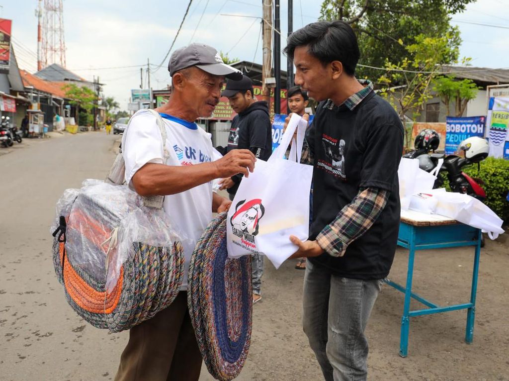 Dorong Rasa Sosial, Relawan Muda Ganjar Bagi Paket Makanan di Cirebon