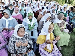 Relawan Ganjar Edukasi Warga Tapteng Cara Menguburkan Jenazah Relawan Ganjar Edukasi Warga Tapteng Cara Menguburkan Jenazah