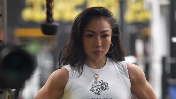 Wanita Ini Dijuluki Atlet Angkat Besi Terseksi, Kekarnya Bikin Salfok