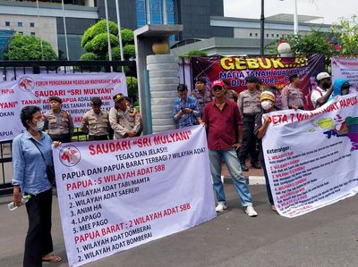 Saat Warga Papua Geruduk Kantor Sri Mulyani