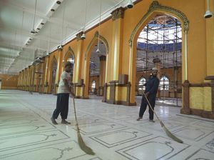 Sambut Ramadan, Masjid di Pakistan Dibersihkan