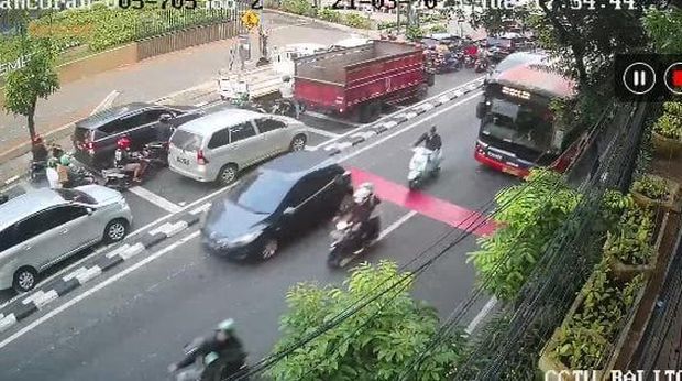 Screenshot CCTV menunjukkan kondisi lalu lintas di sejumlah ruas jalan di Jakarta pada Senin (21/3/2023) via Molecool