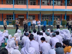 Polisi Geruduk Sekolah di Cimahi Ingatkan Siswa Tertib Lalin