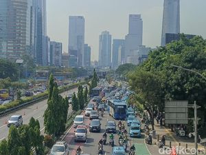 Taksi dan Ojol Ngetem di Depan Polda Metro, Lalin Gatsu Macet!