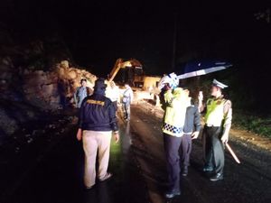 Jalan Lintas Riau-Sumbar Putus Akibat Tanah Longsor Dini Hari Tadi Jalan Lintas Riau-Sumbar Putus Akibat Tanah Longsor Dini Hari Tadi