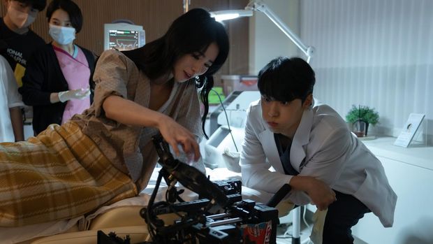 The Glory (L to R) Im Ji-yeon as Park Yeon-jin, Lee Do-Hyun as Joo Yeo-jeong in The Glory Cr. Graphyoda/Netflix © 2023
