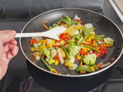 5 Tips Merawat Wajan Anti Lengket Agar Lebih Awet, Contek Yuk!