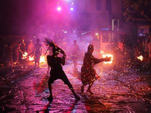 Meamuk-Amukan, Tradisi Perang Api Sebelum Nyepi di Desa Padangbulia Meamuk-Amukan, Tradisi Perang Api Sebelum Nyepi di Desa Padangbulia