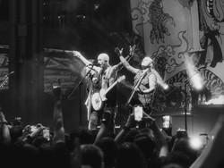 Viral Vokalis Trivium Bawa Banyak Piring Ala Pelayan Rumah Makan Padang