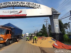 Truk Gandeng Nangkring di Tengah Pembatas Jalan Lamongan, Muatan Berceceran