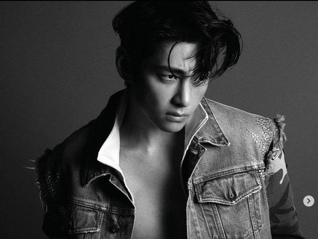 8 Gaya V BTS Disebut Bak Model, Bikin Situs CELINE Error Tak Bisa Dibuka 8 Gaya V BTS Disebut Bak Model, Bikin Situs CELINE Error Tak Bisa Dibuka
